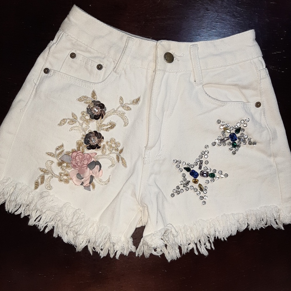 Beautiful graphic white shorts. Distressed